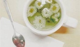 清秋暖冬：阳光穿透雾霭，享受季节交替的美好时光