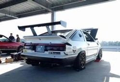 AE86抖阴：如何让经典车型焕发新生的改装技巧与经验分享